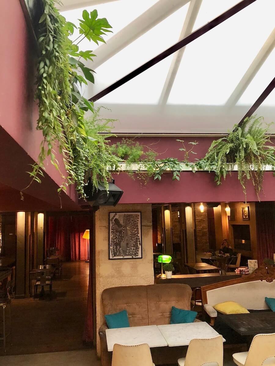 décoration végétale dans un restaurant à Paris avec une corniche végétale