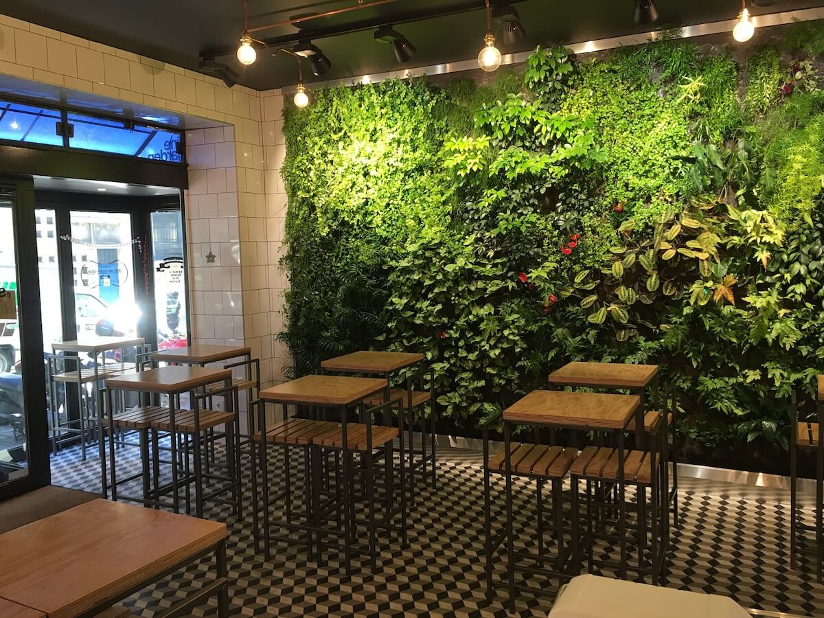 Mur végétal dans un restaurant de fresh food