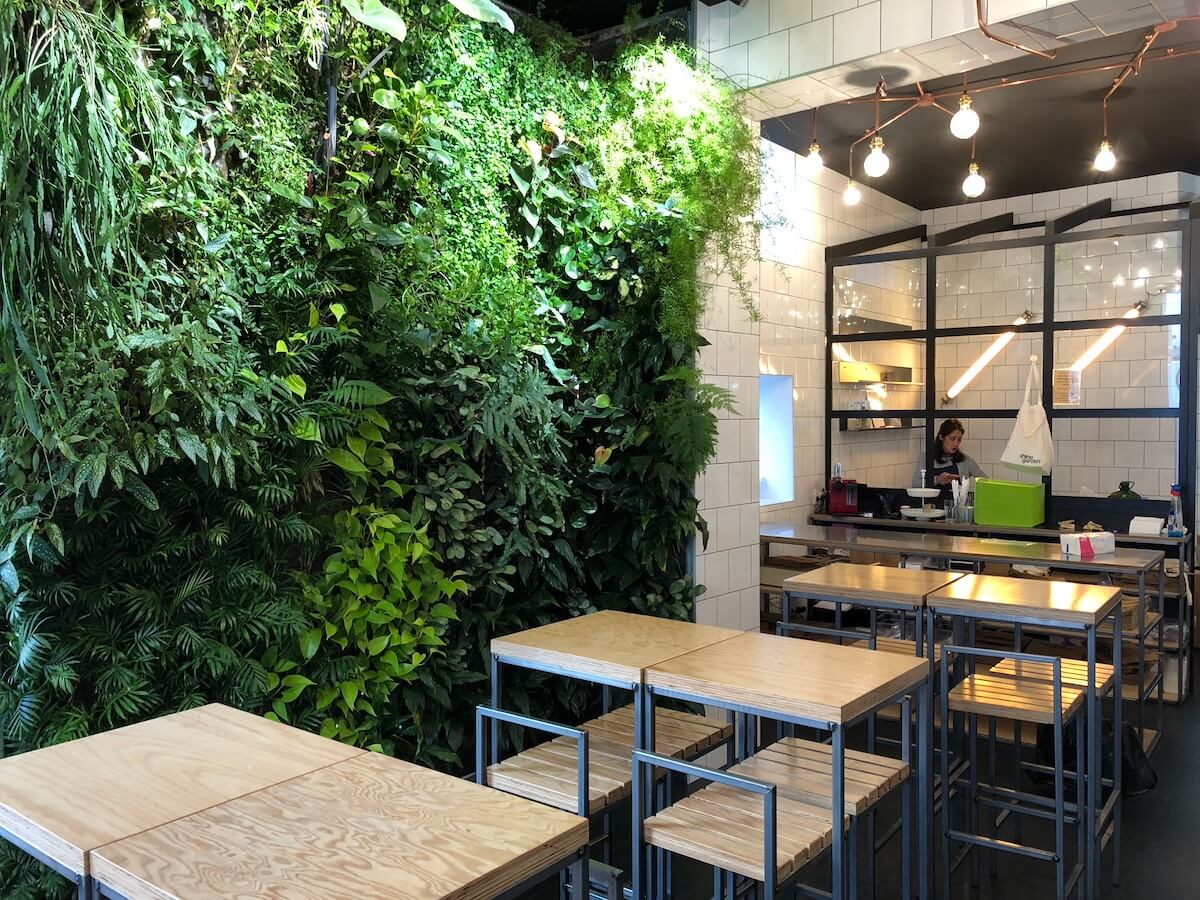 un restaurant de fresh food avec un mur végétalisé