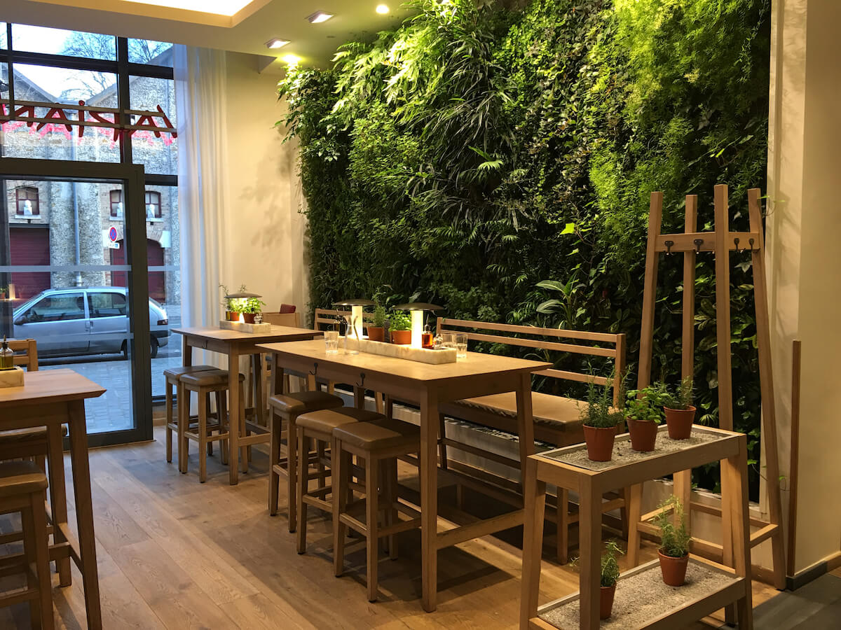 décor design et mur vegetal dans un restaurant de Vapiano à Paris Bercy