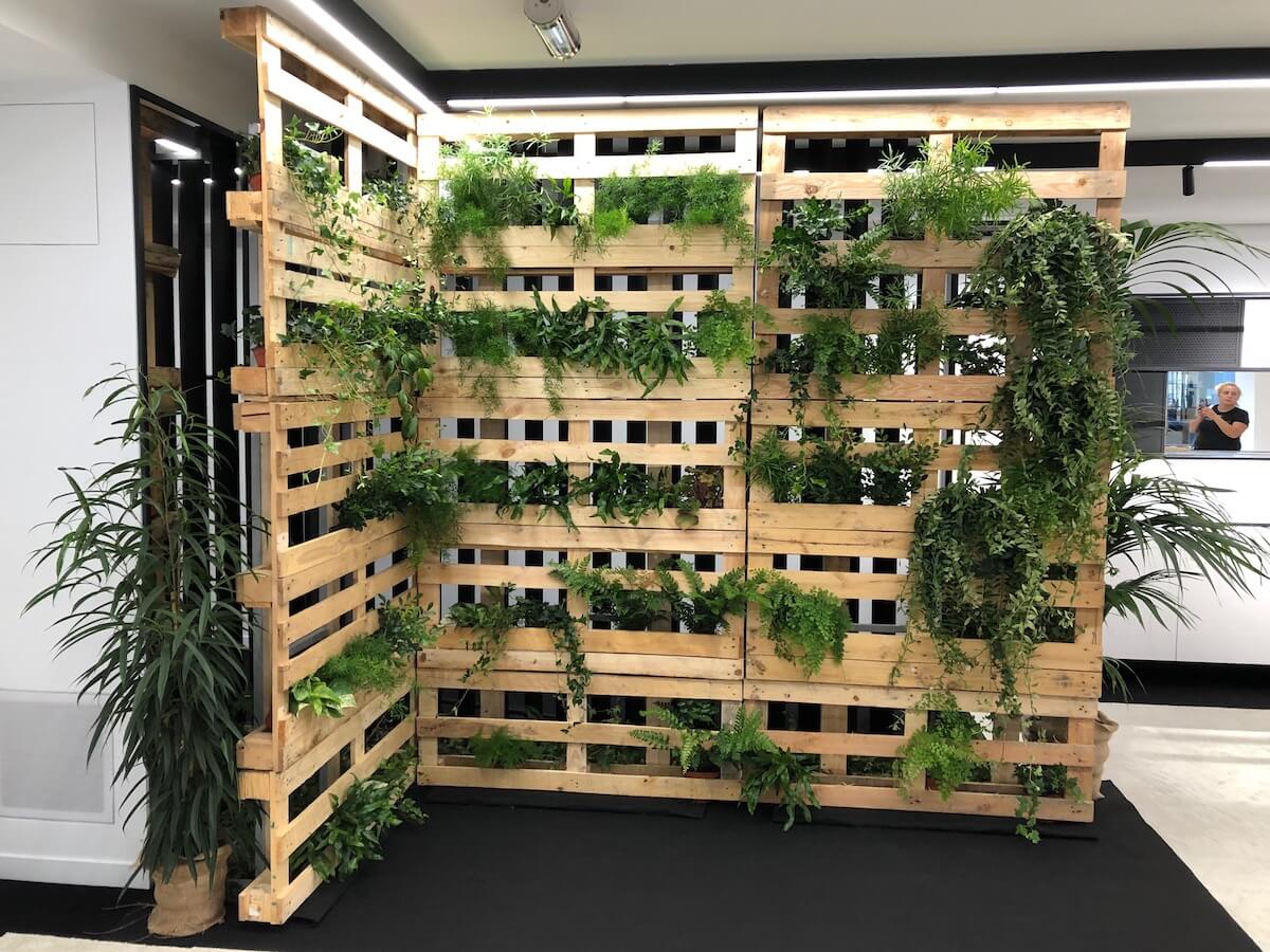 mur végétal en palettes en bois réalisé pour Chanel