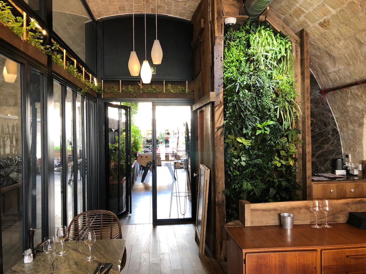 mur végétal et corniche végétalisé dans un restaurant